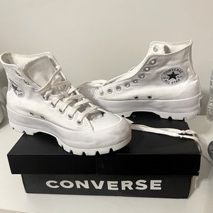 White converse size 9- only wore a couple times.